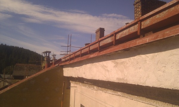 Čištění a nátěr plechové střechy