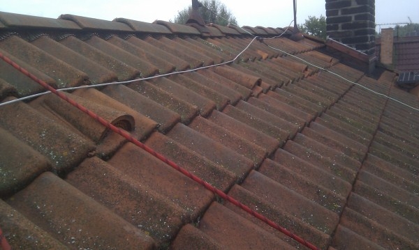 Čištění taškové střechy