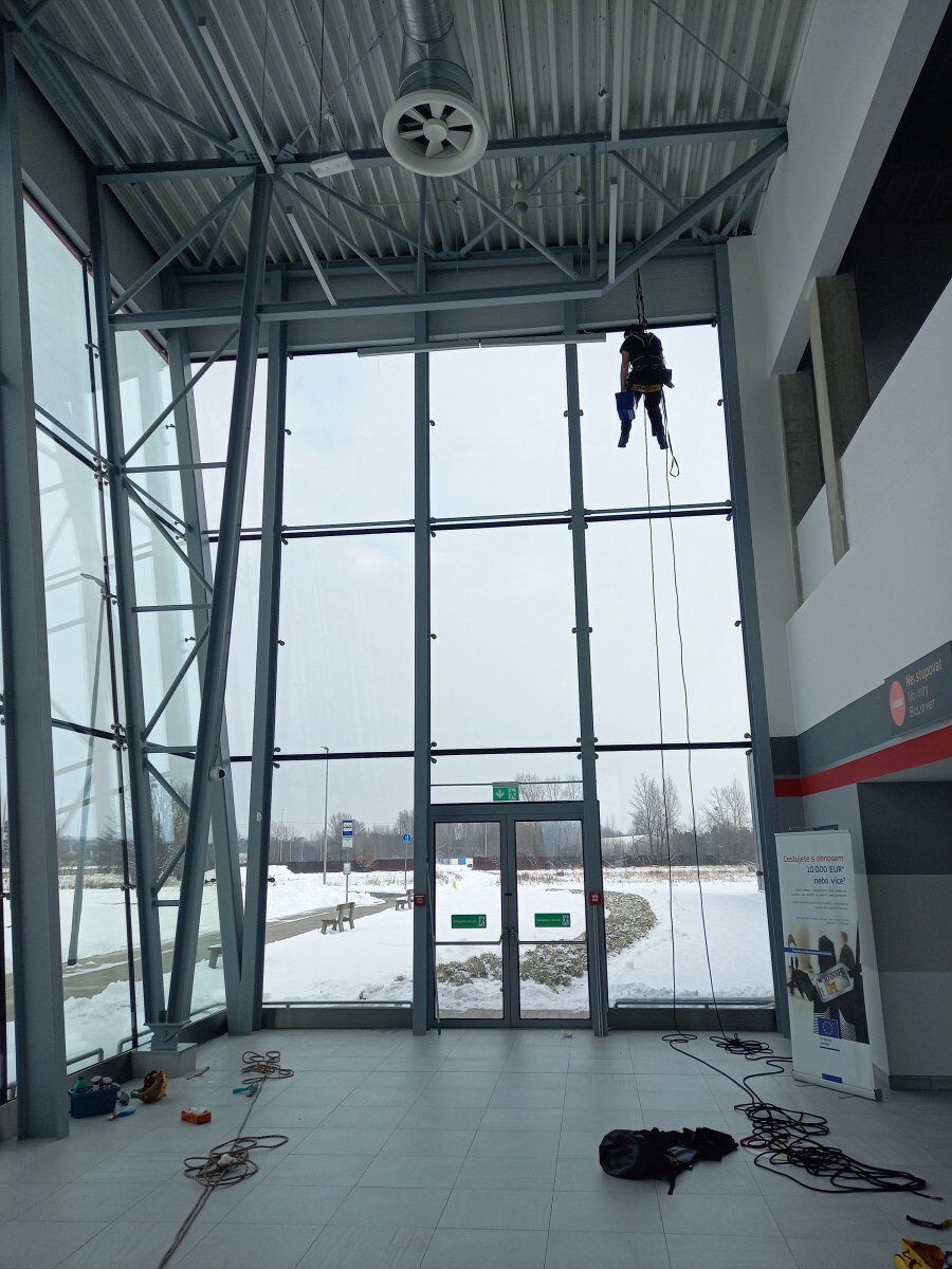 Výškové mytí skleněných ploch letiště Pardubice