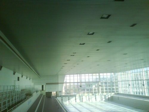 Demontáž stropního podhledu a stěnového obložení Aquacentra Pardubice