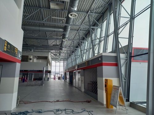 Výškové mytí skleněných ploch letiště Pardubice